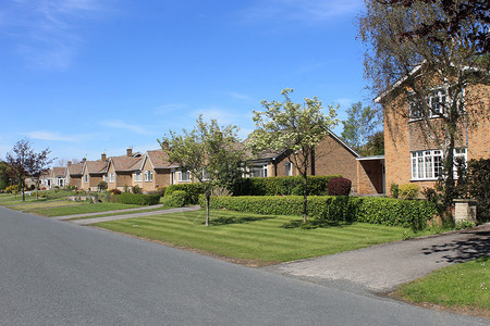 乡村英国街上的一排房屋和平房图片