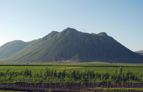 青山映衬蓝天背景图片