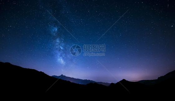 山上夜夏天空全景恒星和银图片