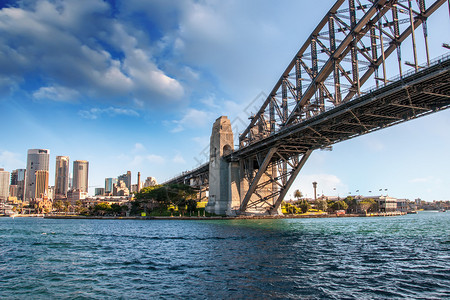 从水上俯瞰悉尼海港大桥的壮丽景色图片