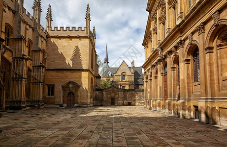 牛津大学旧院子的景象图片