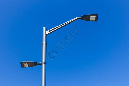 蓝天背景中的双路灯柱或背景图片