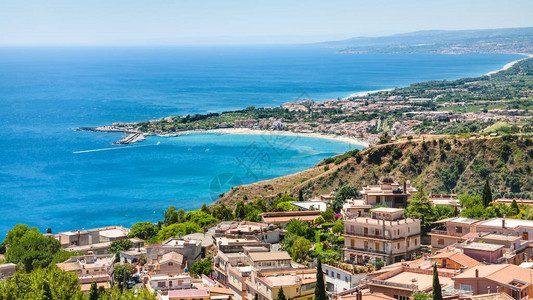 从西里Castelmola村前往意大利与Taormina市和Ionian海沿岸的Giardininaxos镇一起图片