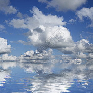 蓝天白云飘扬在海面上图片