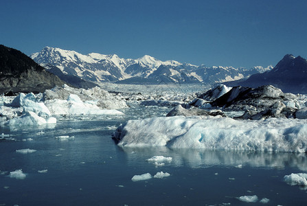 这张照片拍摄了阿拉斯加哥伦比亚冰川在巴尔德斯附近一图片