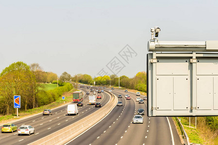 英国高速公路交通日光天化日下前方有闭图片