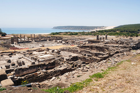 西班牙加的斯省BaeloClaudia废墟中的柱子形成的罗马文明遗迹图片