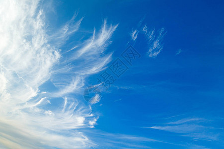 在蓝天的卷云在夏天图片