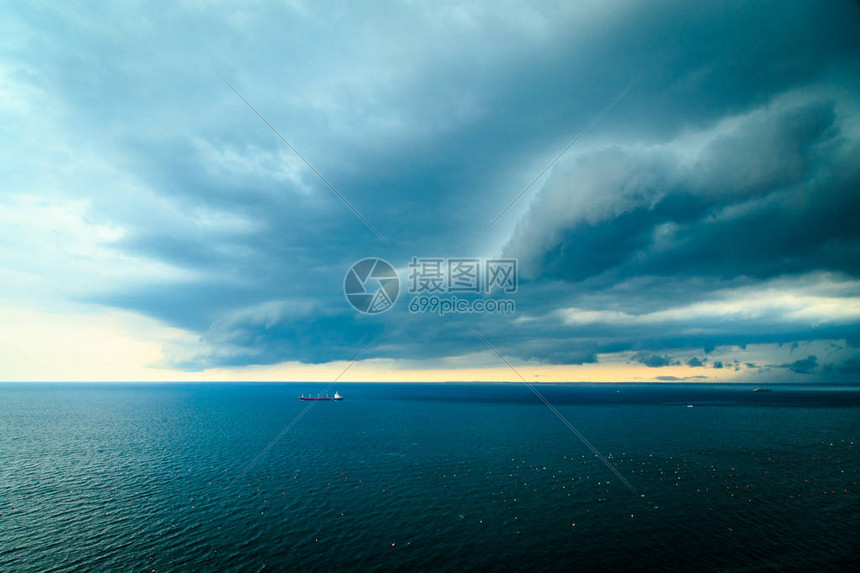风暴在的里雅斯特湾逼近大海图片