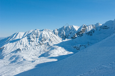 冬季塔特拉山脉的岩石山峰图片