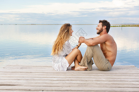 一对男女情侣的侧面景色坐在蓝色云图片