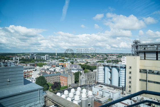 都柏林城市地区在蓝色天空下延伸到遥远的地平线图片