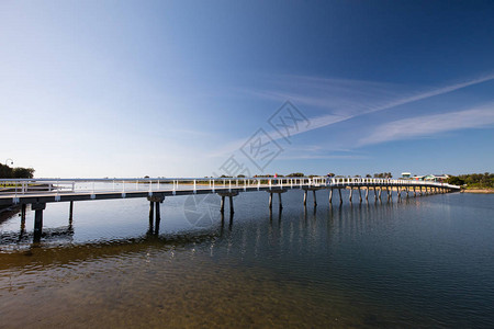广受欢迎的沿海小镇湖泊入口在澳洲维多利亚市的清秋图片