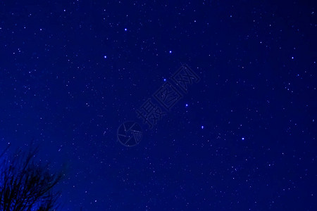 由星座UrsaMajor的七颗最亮的恒星组成在春夜的天图片