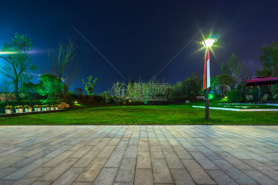 空荡的公园夜景图片