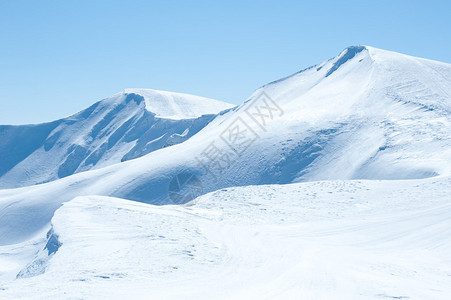 山脉的雪和湛蓝的天空图片