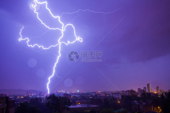 雨夜闪电击中城市图片