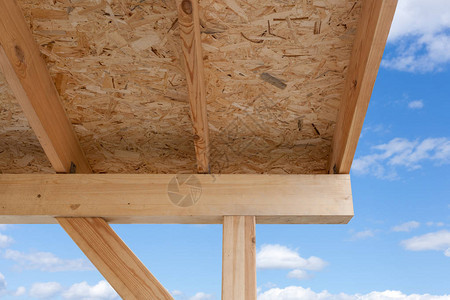 屋檐木梁和纤维板的屋顶图片