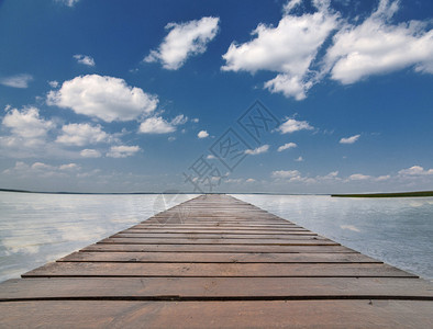 蓝天白云下大湖中带码头的景观图片