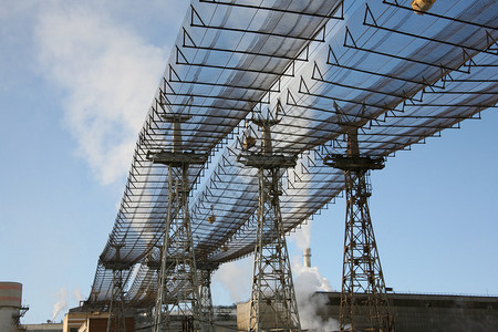蓝天背景中带电线的核电塔形象图片