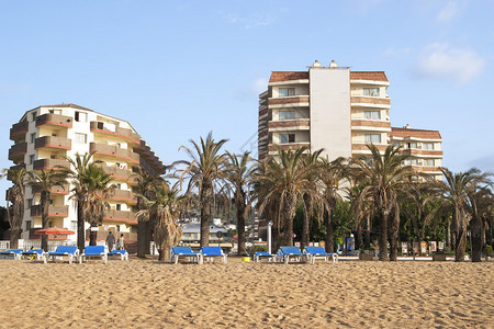 一线有棕榈树和旅馆的地中海图片