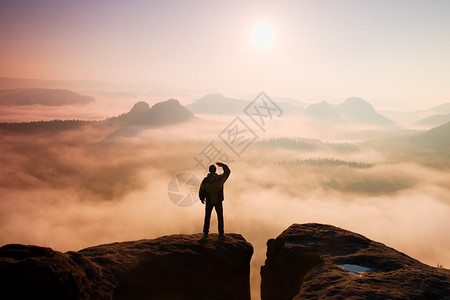 男子站在公园萨克森瑞士的砂岩峰上图片