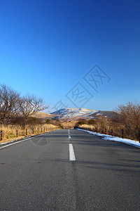 日本雾峰高原的山路图片