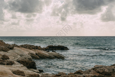 海面附近的地中海沿岸海线与灰色天图片