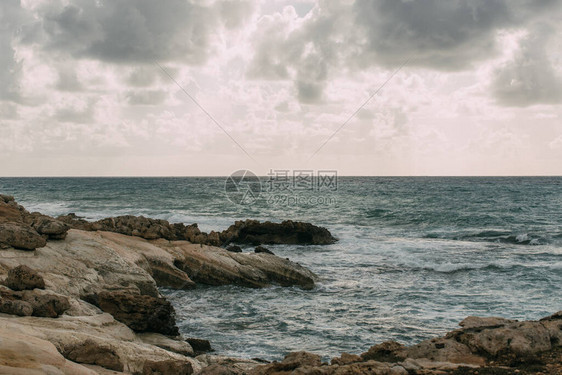 海面附近的地中海沿岸海线与灰色天图片