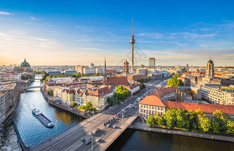 柏林天线的空中景象与著名的电视塔和斯布里河在德国日落时图片