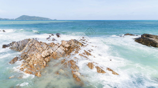 有海浪撞击岩石的热带海图片