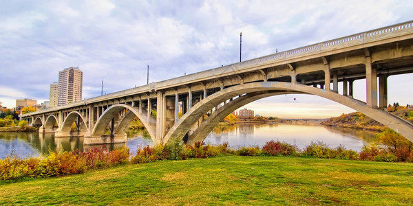 百老汇大桥是一座横跨加拿大萨斯喀彻温省萨斯卡通市南萨斯喀彻温河西岸图片