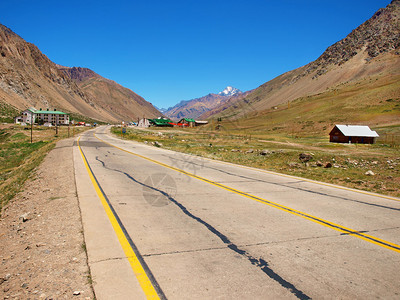 在安第斯山脉的山地公路上图片