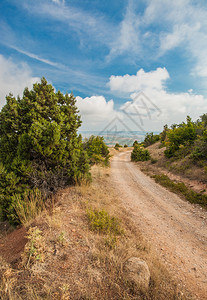 风景如画的白云岩景观与山路图片