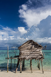 海滩边的木屋图片