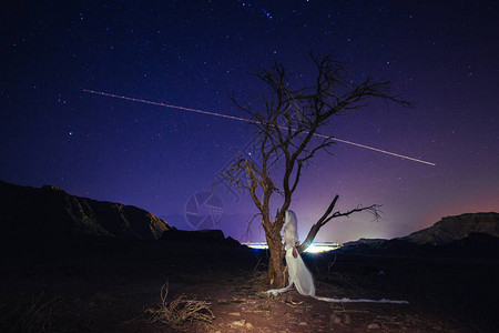 星夜中的年轻美女宇宙主题托玛公园以色列图片