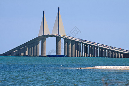 横跨坦帕湾的鲍勃格雷厄姆日光天桥连接圣彼得斯堡和弗洛里达图片