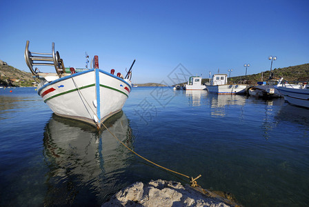 在希腊港的一艘渔船图片