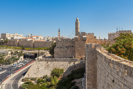 在以色列耶路撒冷的蓝天之下可以看到古城图片