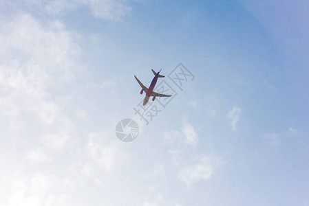 蓝云天空中飞机行图片
