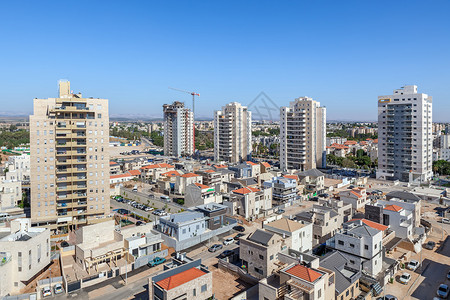 现代私人住宅和当代多层住宅楼位于以色列南部地区基里亚特加图片