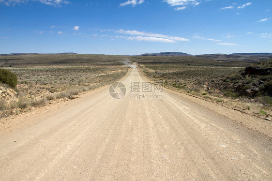 一条尼比土路在遥远的四图片