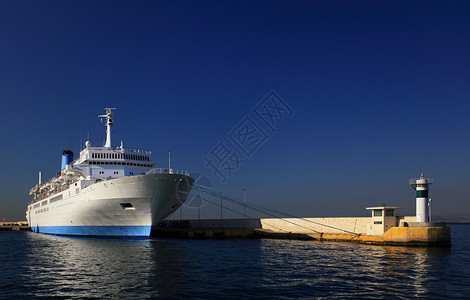 希腊港口的巨大海船图片