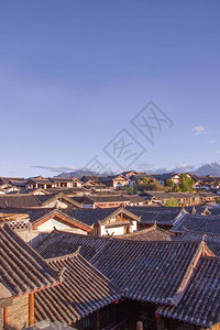 云南省李江老镇Yulong雪山的旧Naxi房背景图片