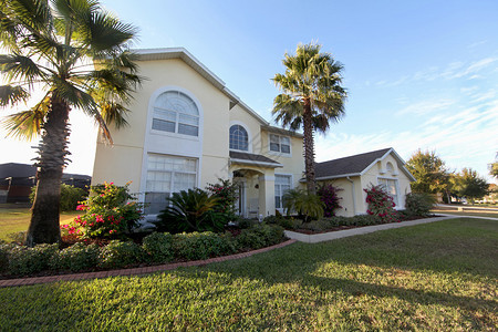 佛罗里达州大型住宅的正面外观图片