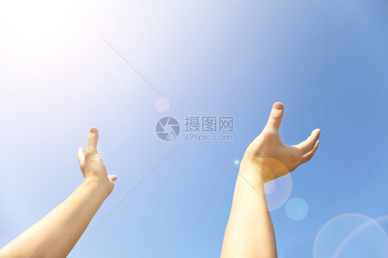 两只手掌张开的手一直向上到蓝天图片