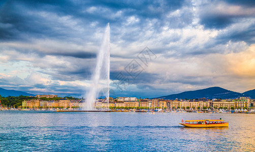 日内瓦历史悠久的天际线全景与著名的JetdEau喷泉在海港区图片