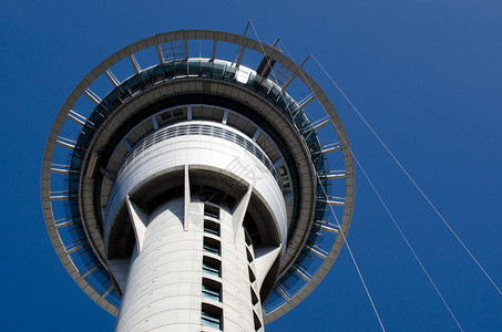 奥克兰中央商务区的天空塔是南半球最高的独立式建筑图片