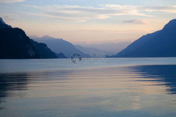 瑞士布里恩茨的瑞士湖图片