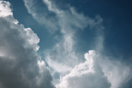 蓝色多云天空背景图片